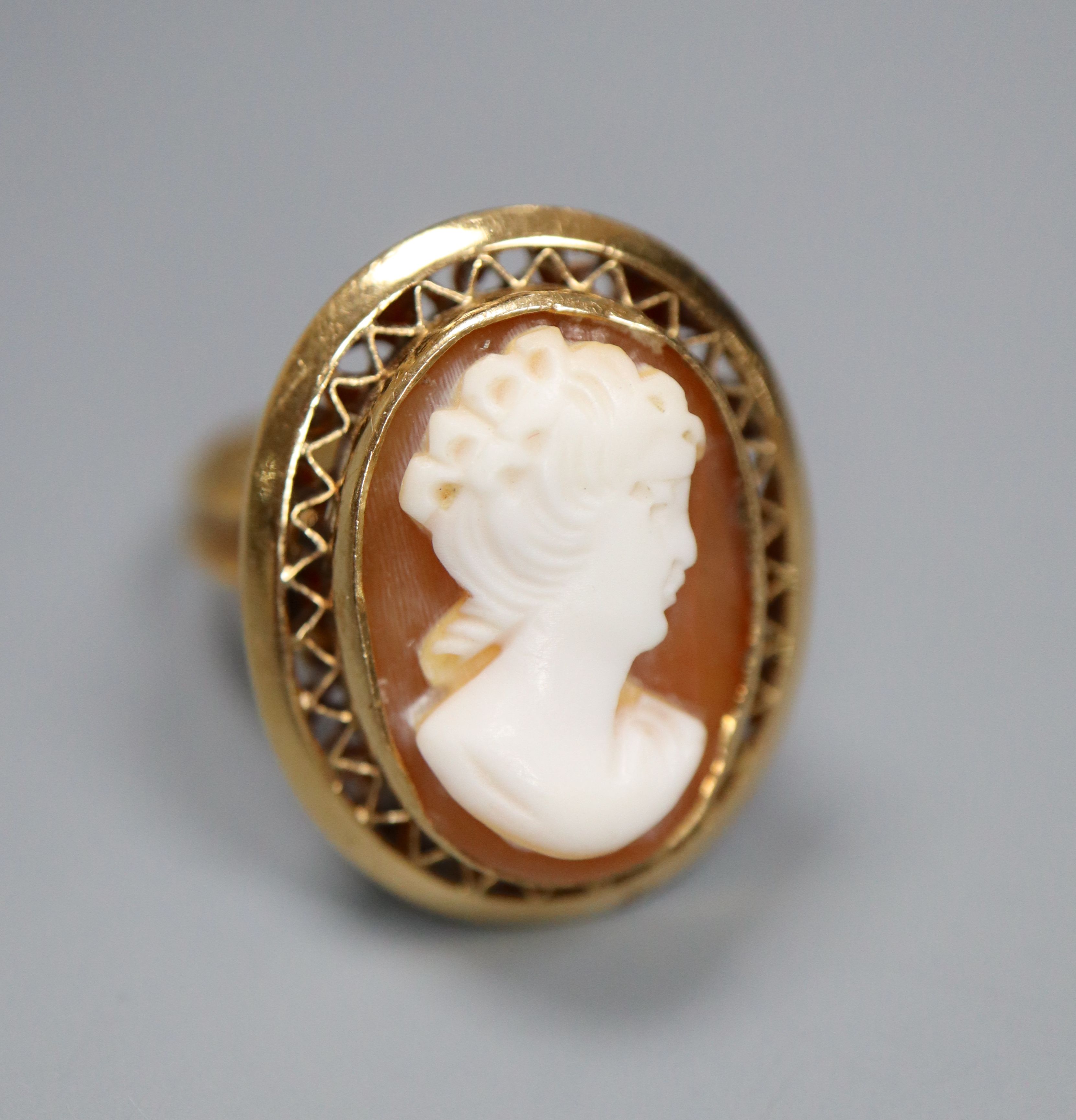 A modern 750 yellow metal and oval cameo shell set dress ring, carved with the bust of a lady to sinister, size O, gross 7.1 grams.